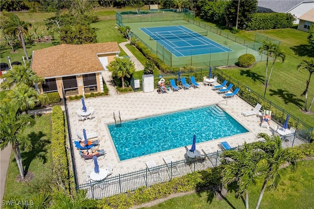 view of swimming pool