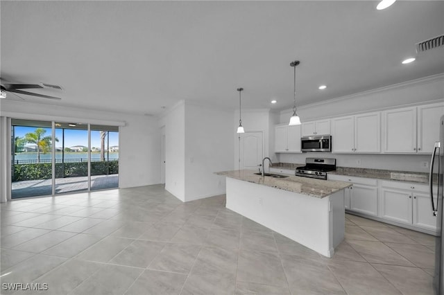 kitchen featuring stainless steel appliances, visible vents, white cabinets, a kitchen island with sink, and a sink