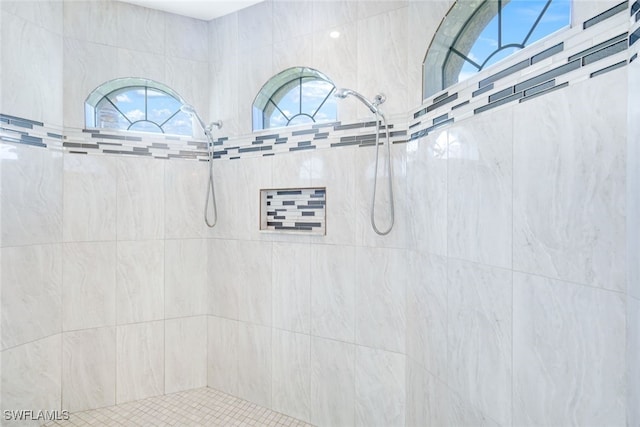 bathroom featuring tiled shower