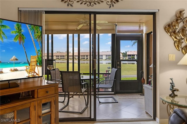 sunroom / solarium with ceiling fan