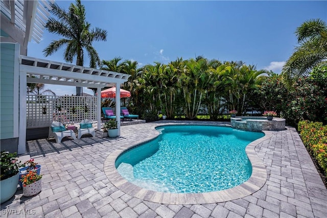 view of swimming pool featuring an in ground hot tub, a pergola, and a patio area