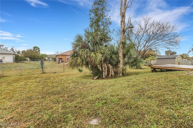 view of yard featuring a shed