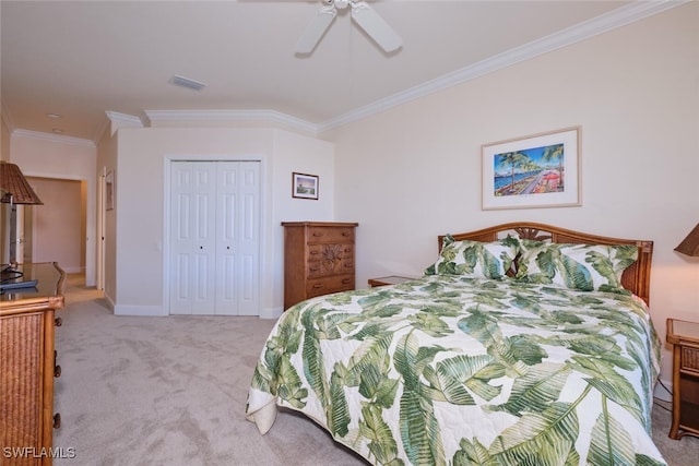 bedroom with ceiling fan, crown molding, a closet, and light carpet