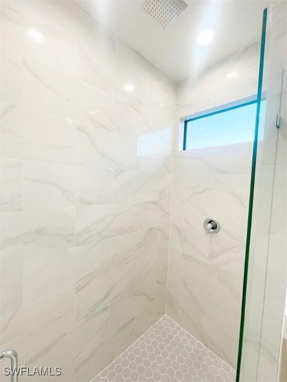 bathroom featuring a tile shower