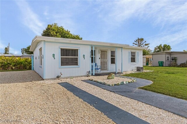 view of front of property featuring a front yard