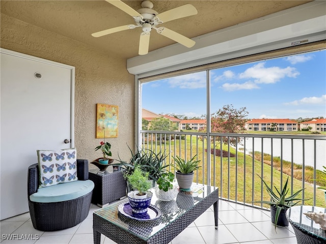 sunroom with ceiling fan