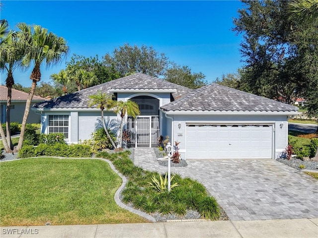 view of front of property featuring a front lawn and a garage