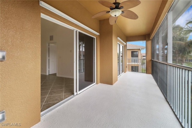 sunroom with ceiling fan