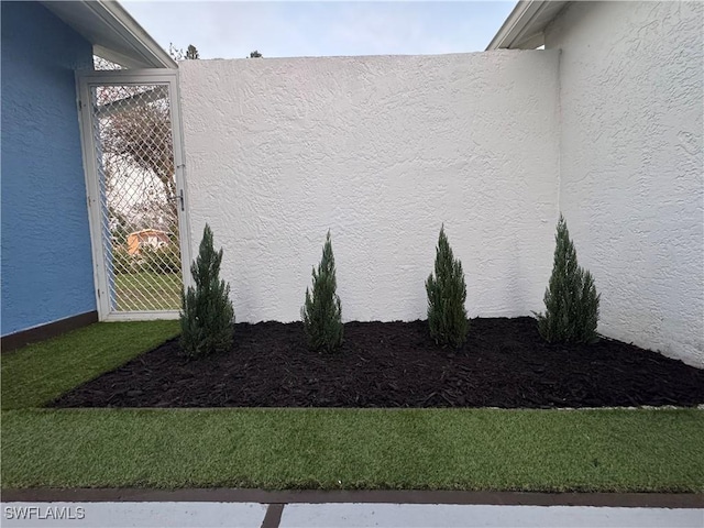 view of side of property featuring a lawn