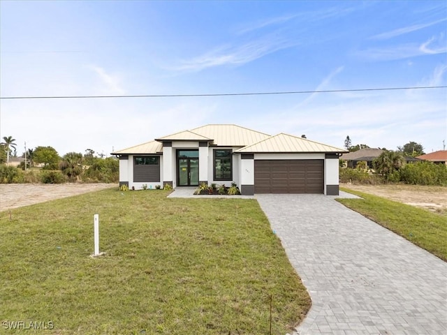 view of front facade featuring a front lawn and a garage