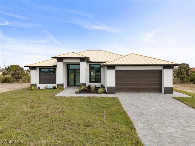 view of front of property featuring a front yard and a garage