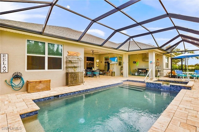 view of swimming pool featuring a lanai, a pool with connected hot tub, a ceiling fan, and a patio