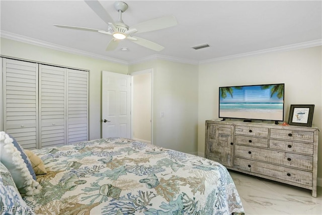 bedroom with ceiling fan, ornamental molding, and a closet