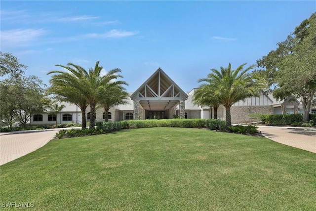 view of front of house featuring a front lawn