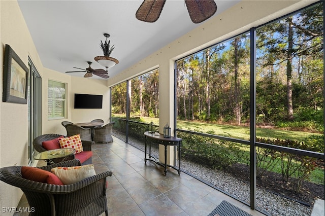 sunroom with ceiling fan