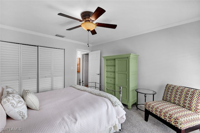 bedroom with light carpet, crown molding, a closet, and ceiling fan