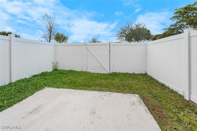 view of yard with a patio area