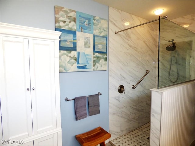 bathroom featuring tiled shower