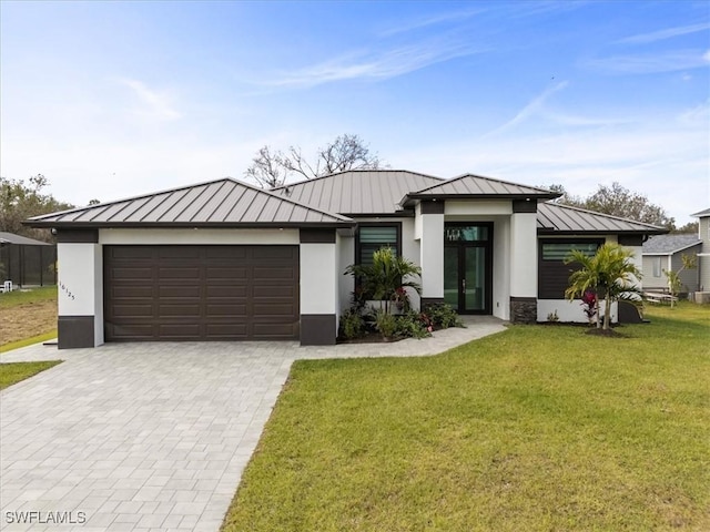 view of front of house featuring a front yard and a garage