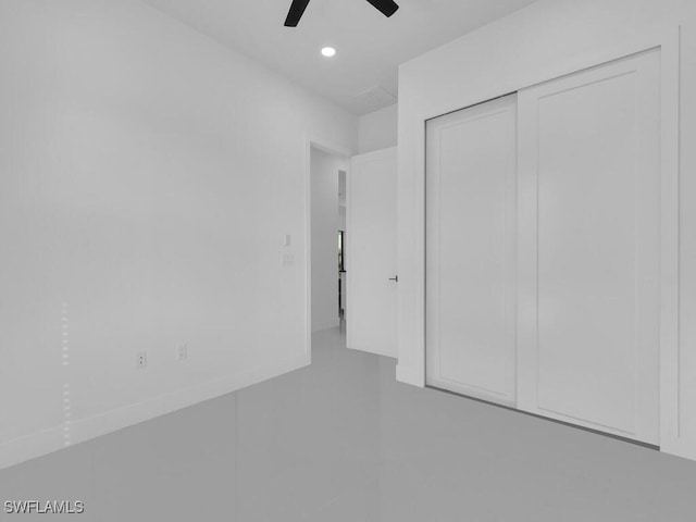 unfurnished bedroom featuring ceiling fan and a closet