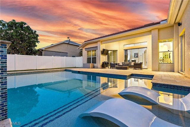 view of swimming pool featuring a patio area, a jacuzzi, and outdoor lounge area