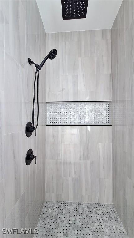 bathroom featuring a tile shower