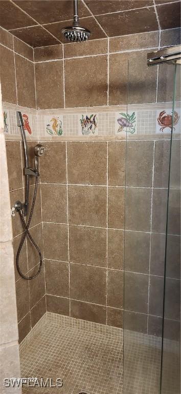 bathroom featuring tiled shower