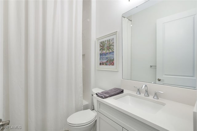 full bathroom with toilet, vanity, and shower / bath combo