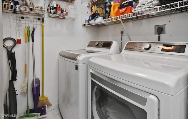 clothes washing area with tile patterned floors and washing machine and dryer