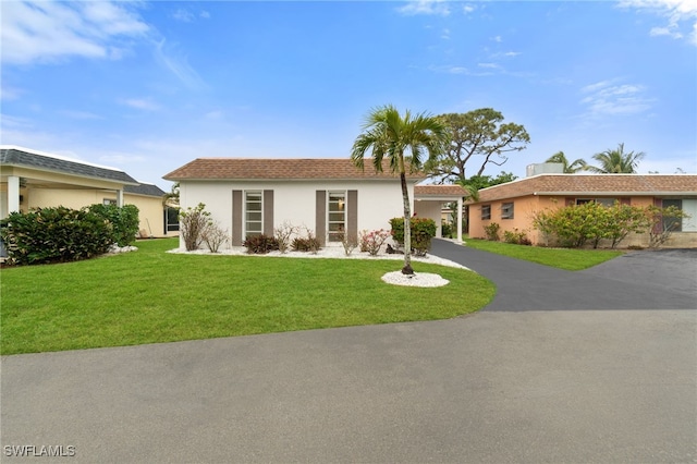 single story home with a front lawn