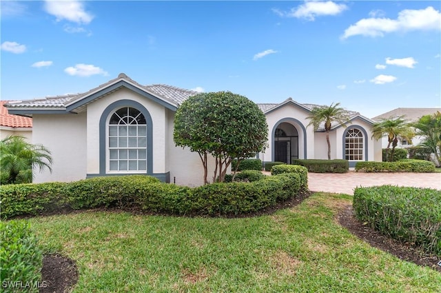 view of front of property with a front yard