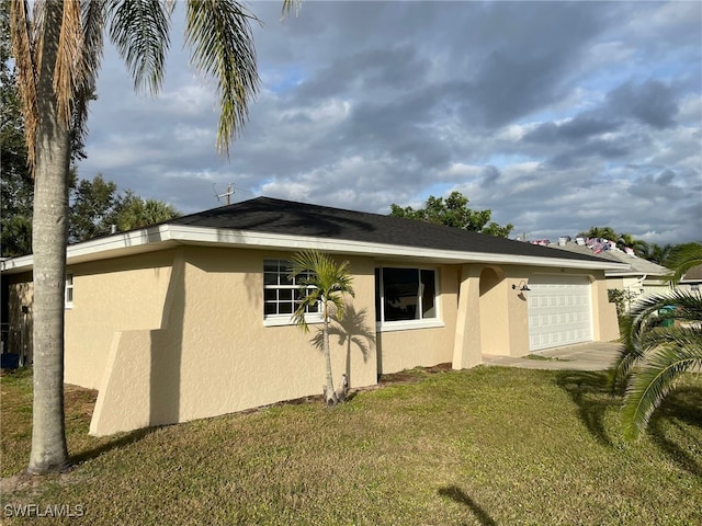 view of front of property featuring a front lawn and a garage