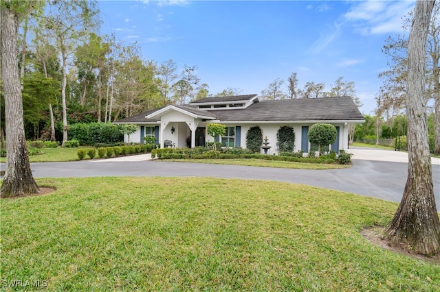 view of front of property with a front yard