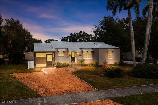 single story home featuring a lawn