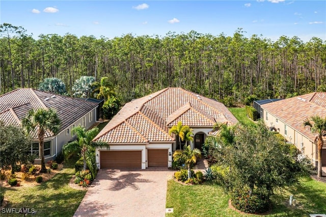 bird's eye view featuring a forest view