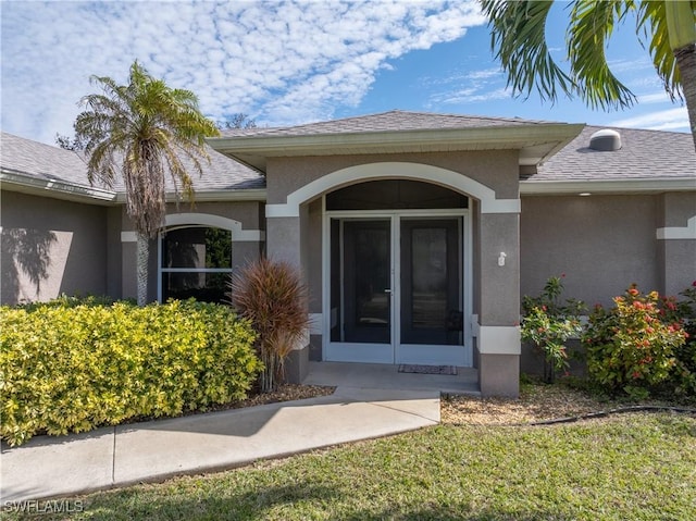 property entrance featuring a yard