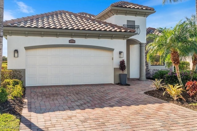 view of front of house featuring a garage