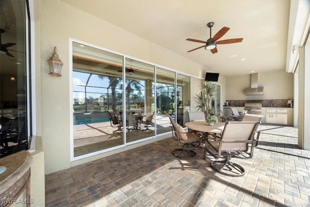 sunroom with ceiling fan