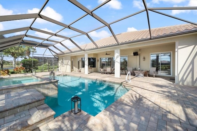 view of swimming pool with a lanai, a patio, ceiling fan, and an in ground hot tub