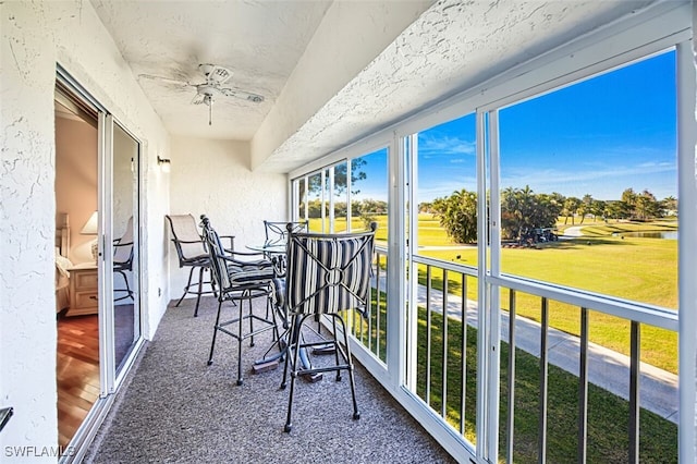 sunroom with ceiling fan