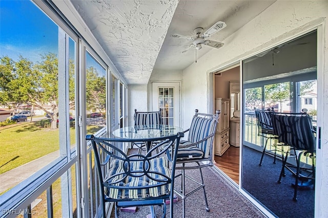 sunroom with ceiling fan