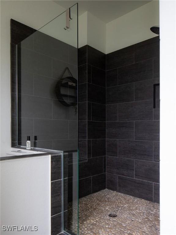 bathroom featuring tiled shower