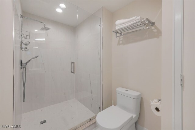 full bathroom featuring a stall shower, toilet, and recessed lighting