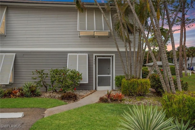 view of front of property featuring a yard