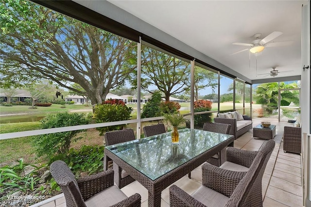 sunroom with ceiling fan