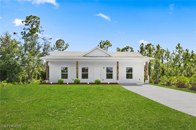 view of front facade with a front lawn