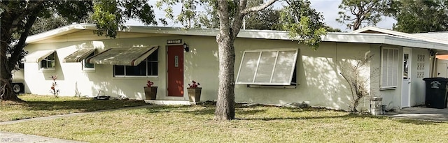 view of front of home featuring a front yard