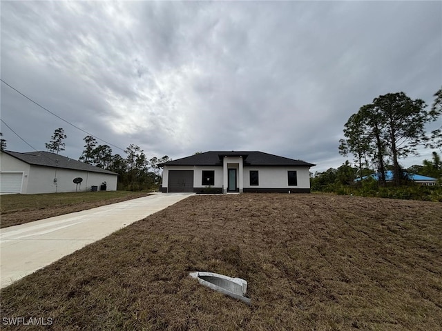 view of front facade featuring a front yard and a garage