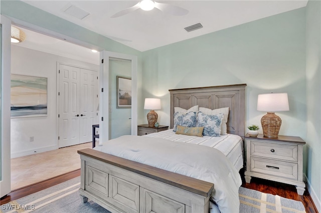 bedroom featuring ceiling fan, dark hardwood / wood-style floors, and a closet