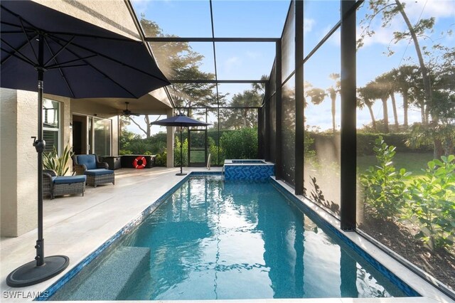 view of pool with a patio, a lanai, an in ground hot tub, and ceiling fan